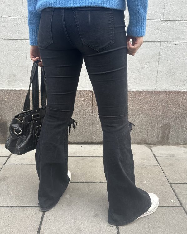 Svarta Jeans med Hål i Knäna - Bild 3